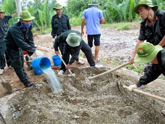 trộn bê tông thủ công bằng tay